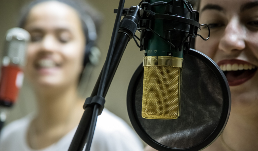 duas moças cantam diante do microfone no curso de canto após terem prestado vestibulinho para a etec
