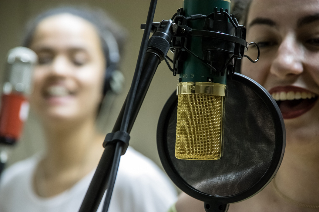 duas moças cantam diante do microfone no curso de canto após terem prestado vestibulinho para a etec