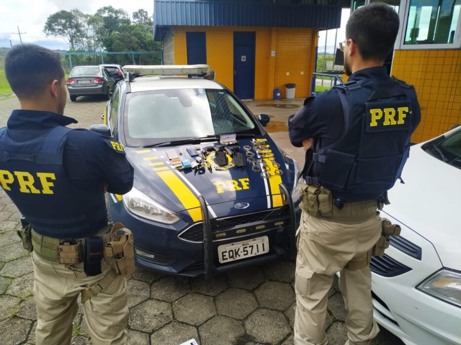 (Foto: Reprodução/PRF/Falso policial é preso tentando invadir condomínio em São José dos Campos)