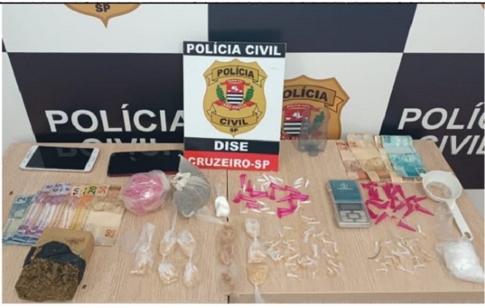 Polícia cumpre mandado e prende suspeitos de tráfico de drogas em Cruzeiro