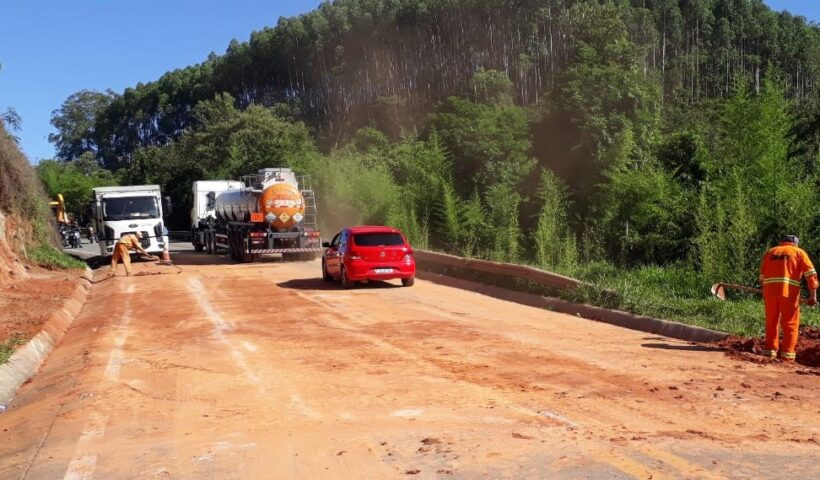Queda de barreiras interditam parcialmente trecho de rodovia em Piquete