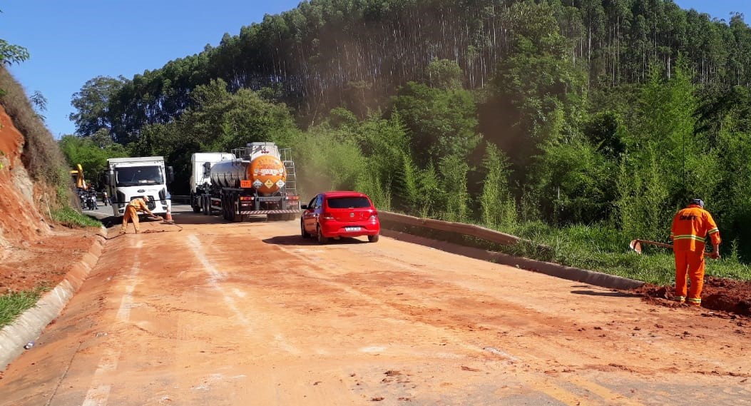 Queda de barreiras interditam parcialmente trecho de rodovia em Piquete