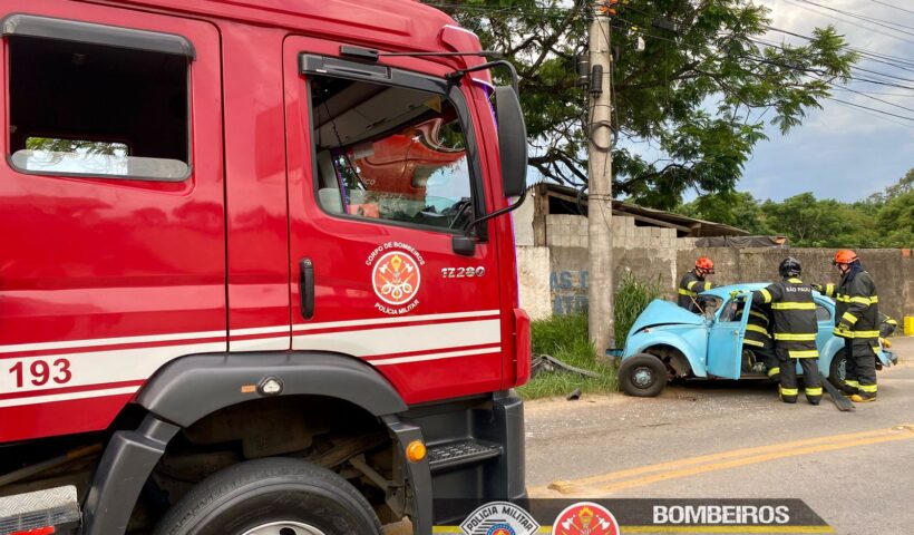 São José dos Campos: Um carro bateu no poste na Estrada Nelson Tavares da Silva no Bom Retiro