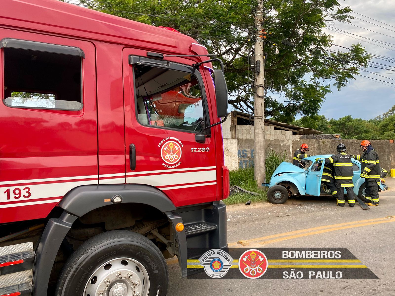 São José dos Campos: Um carro bateu no poste na Estrada Nelson Tavares da Silva no Bom Retiro
