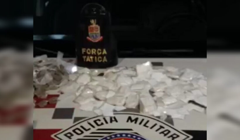 homem admite abastecer tráfico em caragua. na imagem, porções de maconha e crack estão sobre o capô do carro da PM