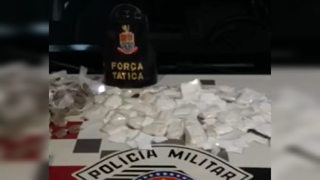 homem admite abastecer tráfico em caragua. na imagem, porções de maconha e crack estão sobre o capô do carro da PM
