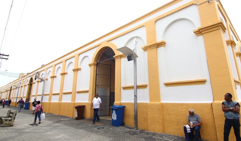 fachada lateral do mercado municipal de sjc pintada de amarelo e branco; confira abre e fecha do natal