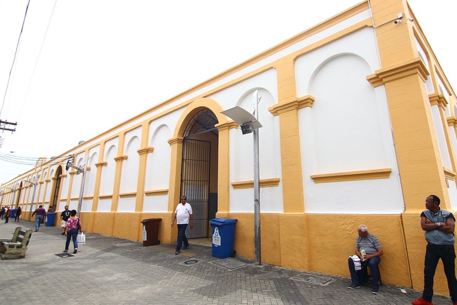 fachada lateral do mercado municipal de sjc pintada de amarelo e branco; confira abre e fecha do natal