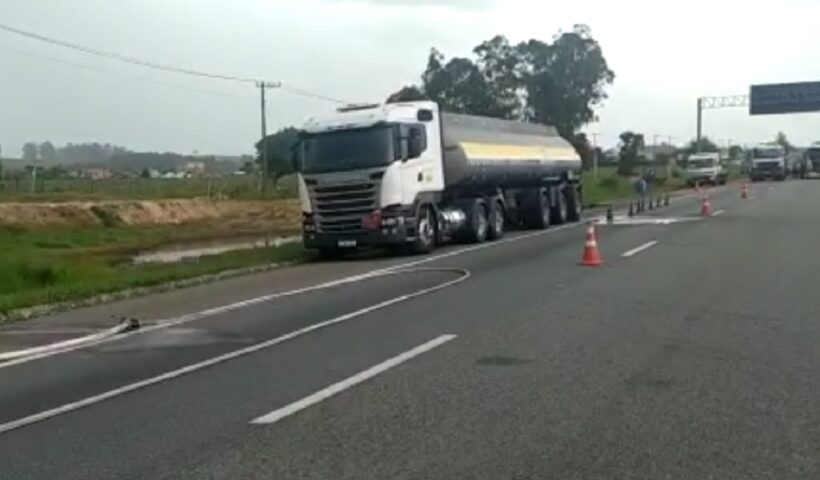 Pindamonhangaba: Colisão entre dois caminhões têm vazamento de liquido inflamável na via Dutra