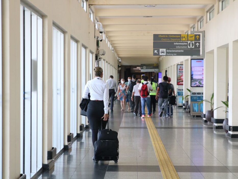 Pilotos e comissários de voo aprovam greve geral para a semana que vem
