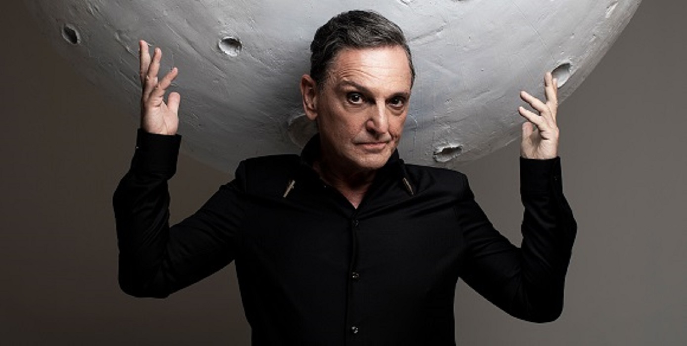 Paulo Miklos, vestido de preto, com parede cinza ao fundo, é um dos artistas que se apresentam no vale