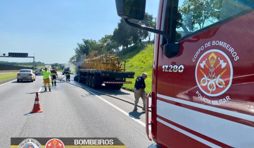 Caminhão pega fogo na Dutra, na manhã deste domingo (11) em SJC