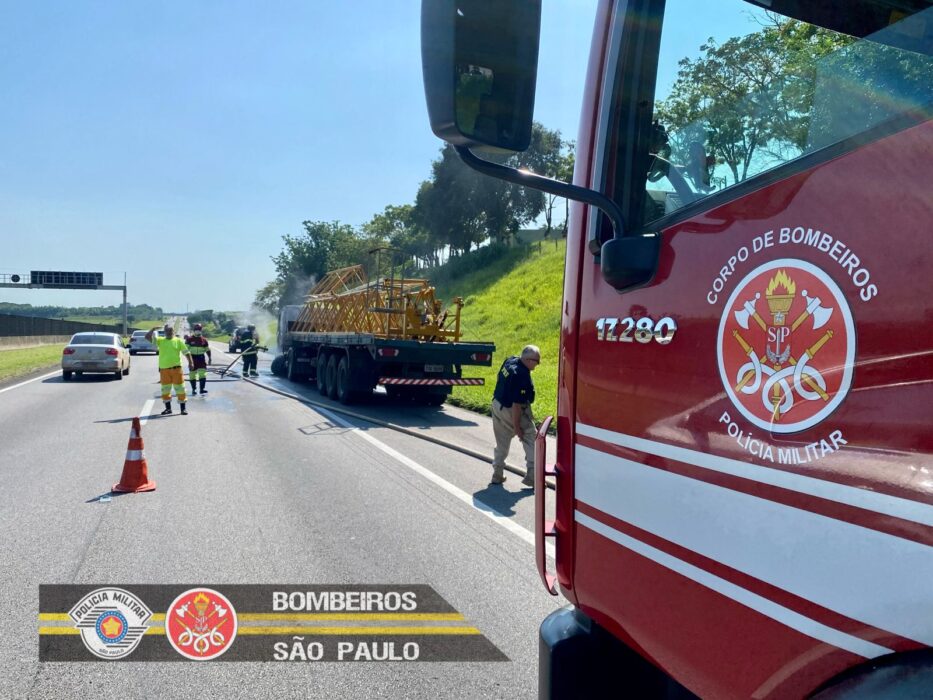 Caminhão pega fogo na Dutra, na manhã deste domingo (11) em SJC
