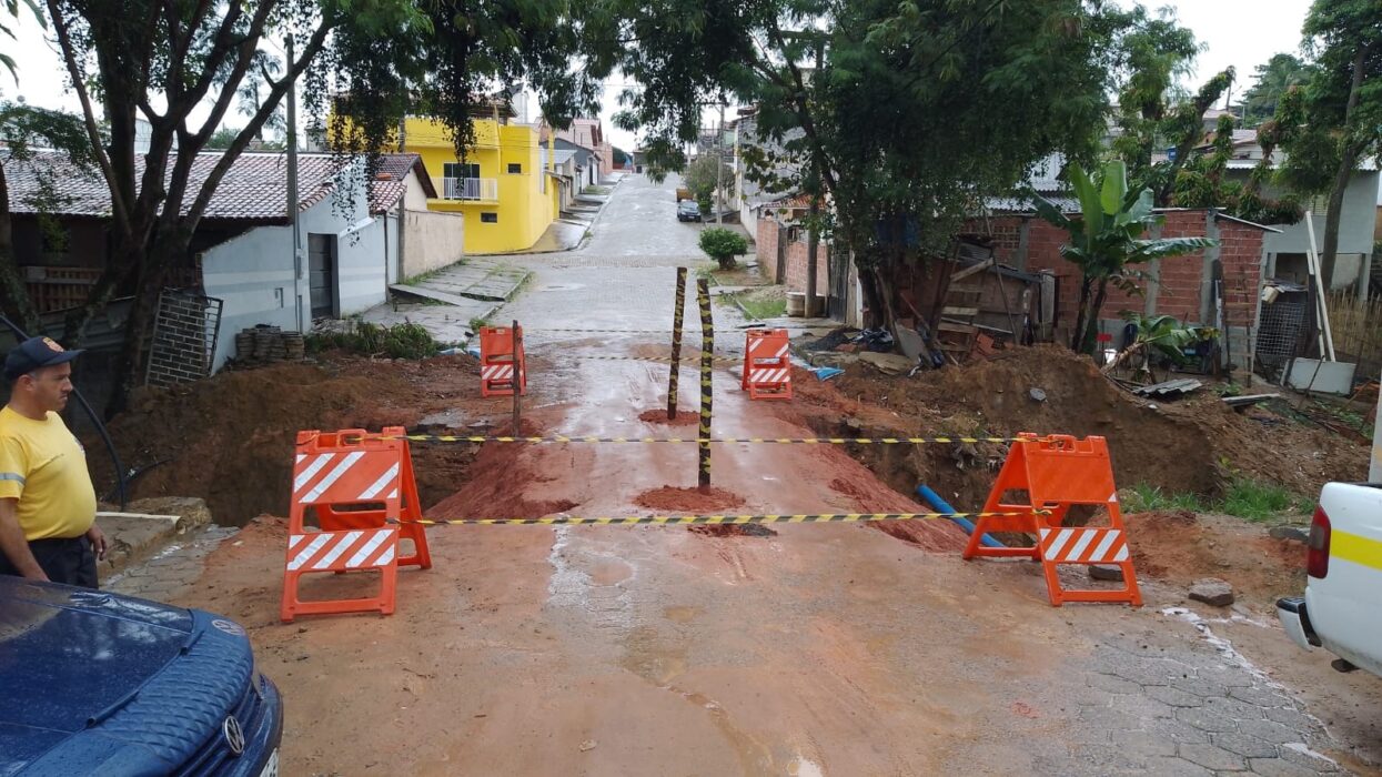 Carro cai em buraco na cidade de Cachoeira Paulista; Prefeitura informou que realiza a manutenção no local