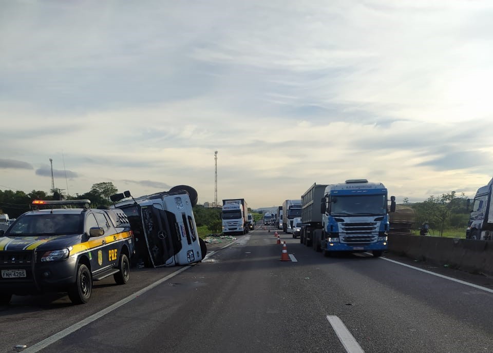 caminhão tomba na dutra em pindamonhangaba