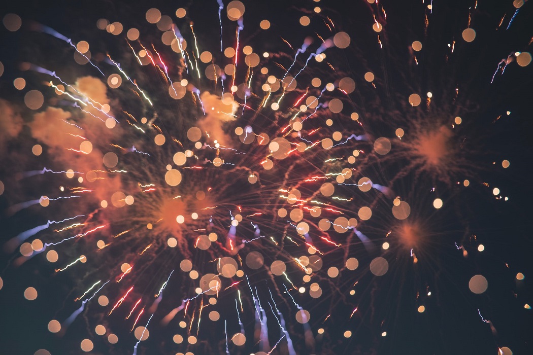 fogos de artifício silenciosos e com cores quentes