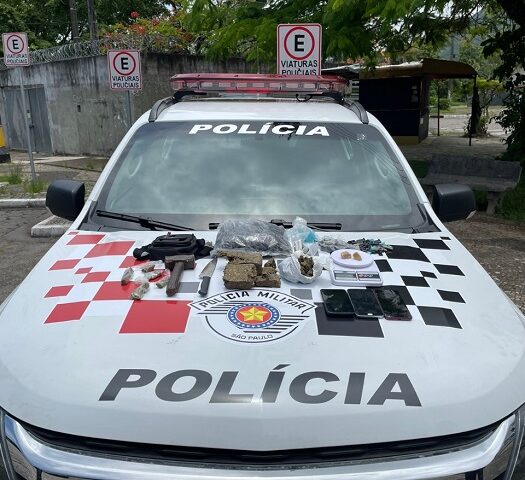 drogas e apetrechos apreendidos pela policia, que prendeu dupla por trafico em caragua. material está sobre o capô da viatura da pm