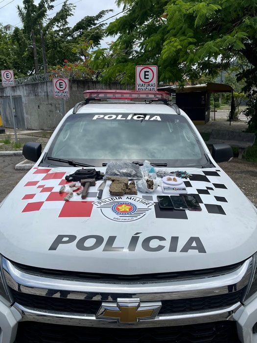 drogas e apetrechos apreendidos pela policia, que prendeu dupla por trafico em caragua. material está sobre o capô da viatura da pm