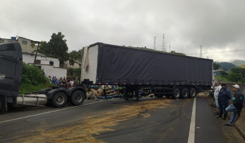 carreta de grandes proporções com carga de oleo tomba na rodovia presidente dutra; carga espalha-se pela pista e causa congestionamento