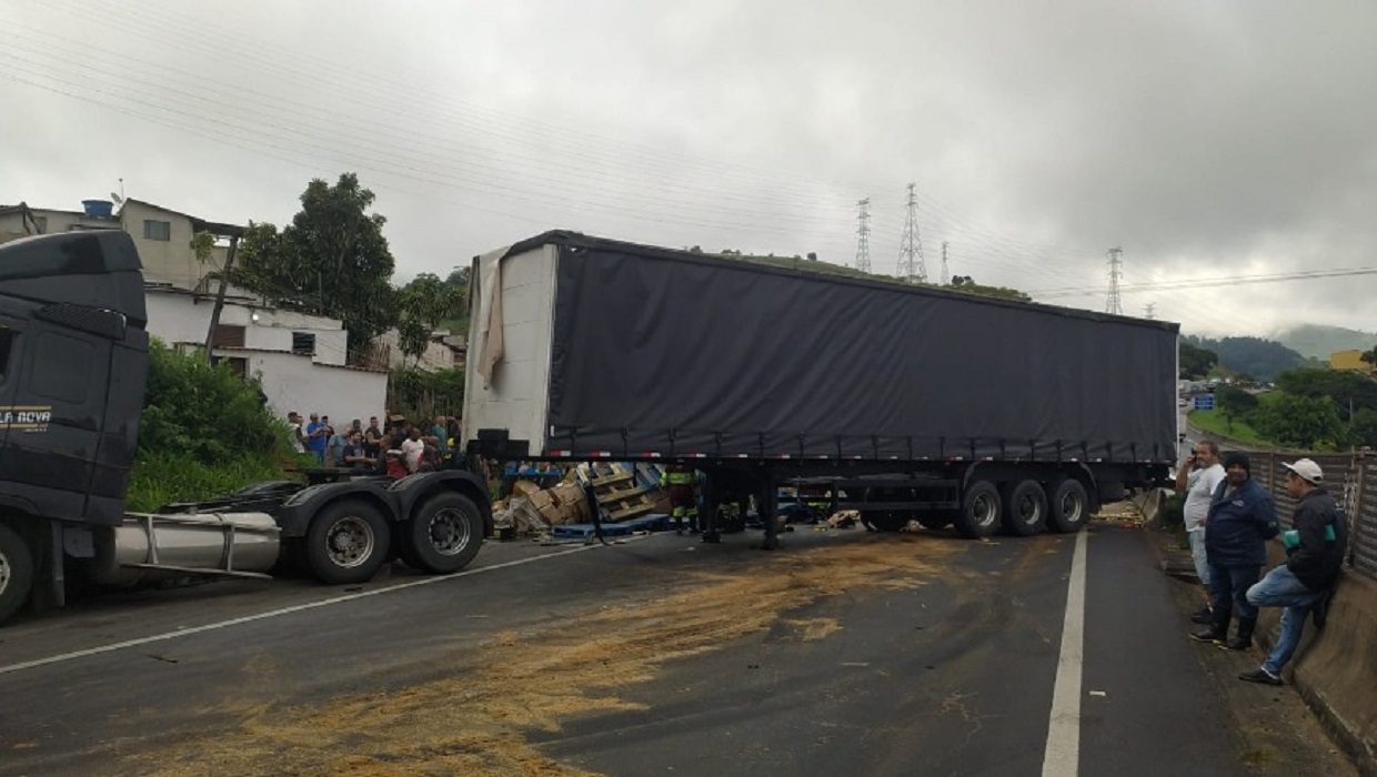 carreta de grandes proporções com carga de oleo tomba na rodovia presidente dutra; carga espalha-se pela pista