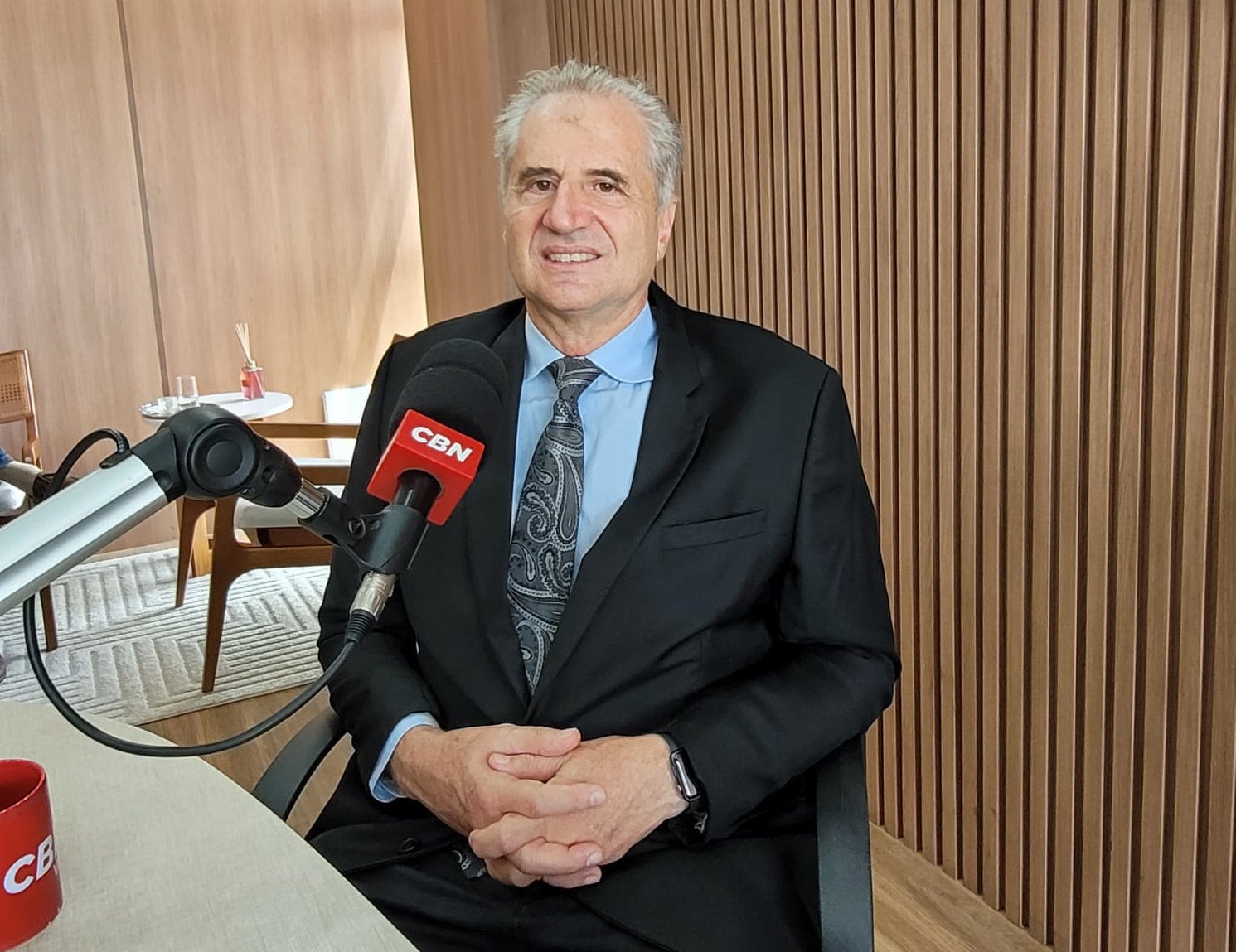 CEO da empresa de São José, Orbital Engenharia, sentado à mesa de entrevista do estúdio da CBN Vale 1ª edição