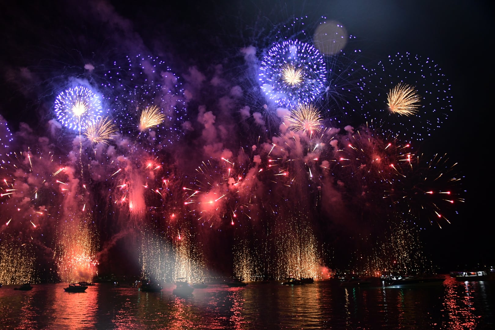 fogos de artificio colorido enfeitam comemorações de ano novo do litoral norte