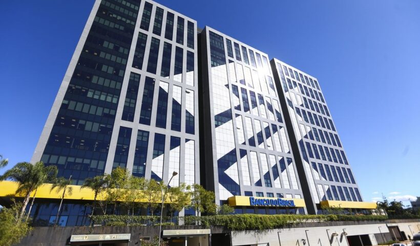 fachada do banco do brasil, azul com o logo do banco, que lança concurso com 6 mil vagas
