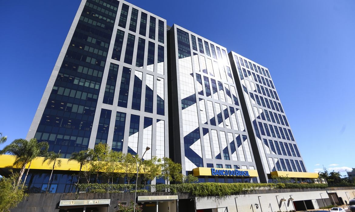 fachada do banco do brasil, azul com o logo do banco, que lança concurso com 6 mil vagas