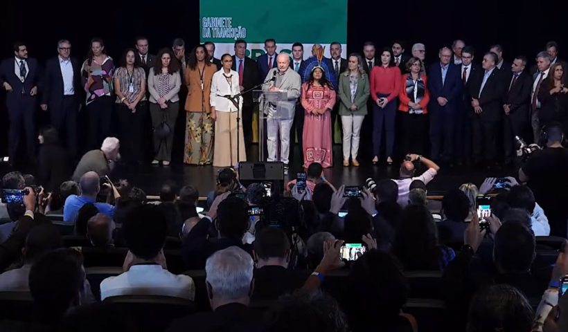 primeiros ministros de lula sobre o palco, durante anuncio do primeiro escalao do novo governo