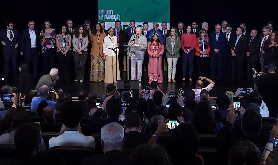 primeiros ministros de lula sobre o palco, durante anuncio do primeiro escalao do novo governo