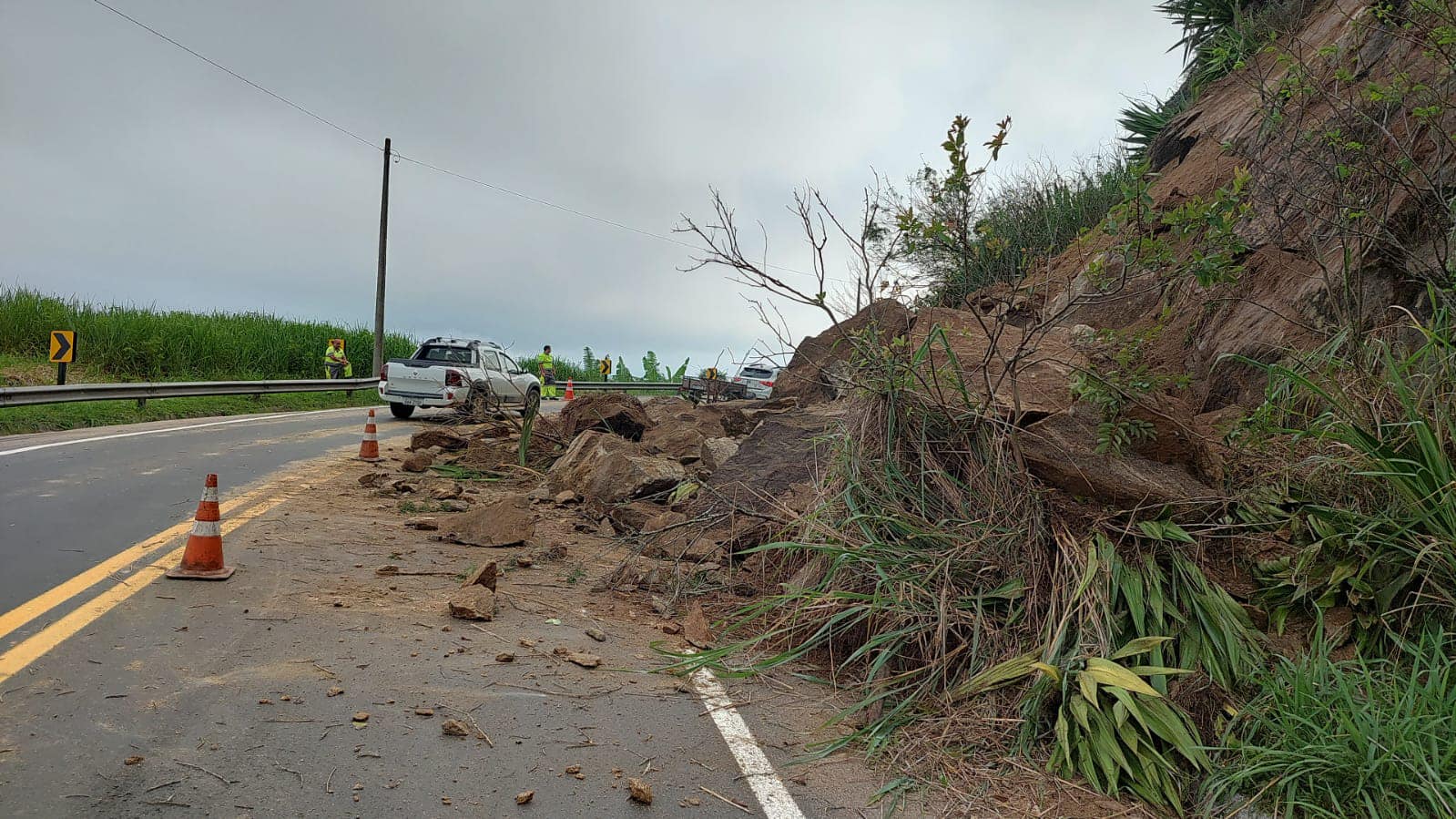 deslizamento de encosta atrapalha transito na rio-santos, pedras e terra deslizaram para o meio da rodovia