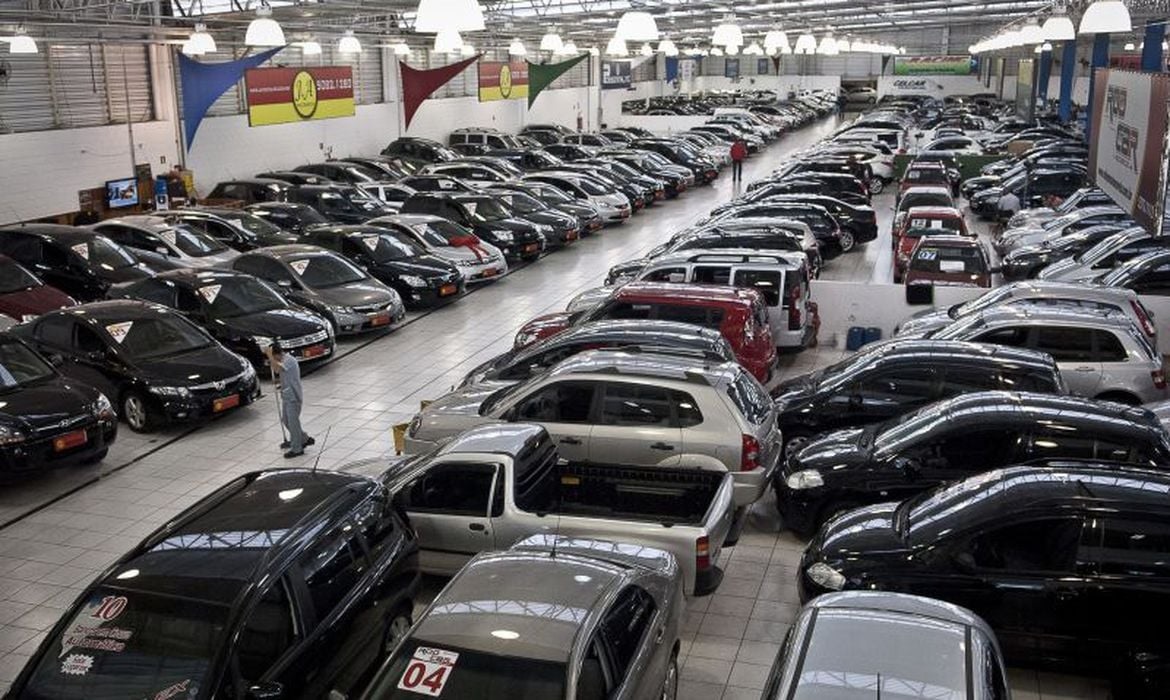 Venda de veículos novos cresce quase 13% em novembro após recuo em outubro fenabrave