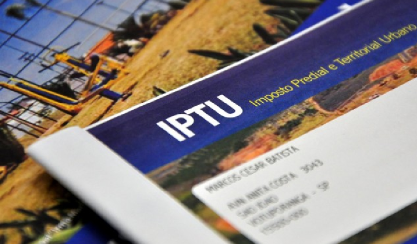 talão do iptu 2023 nas cores azul branca e amarela sobre a mesa; São José terá reajuste de 5,97% no IPTU 2023