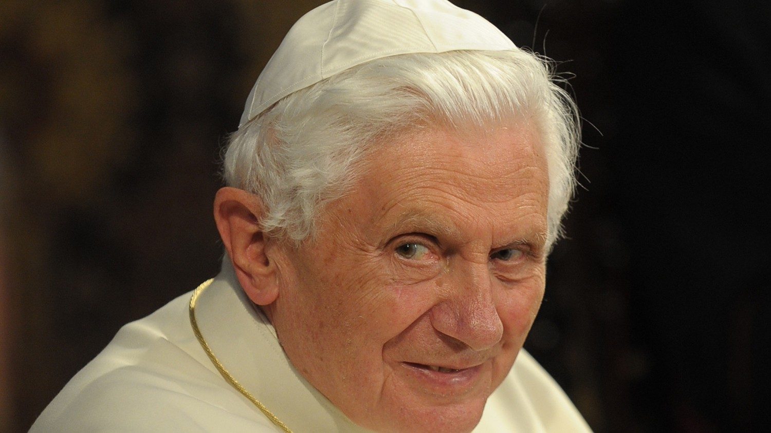 papa bento xvi sorri para foto, vestido de traje religioso branco