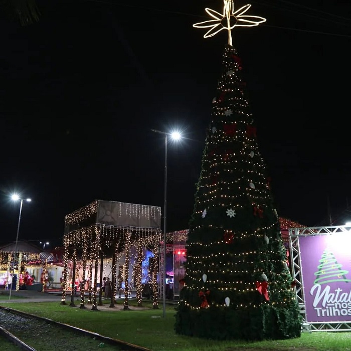 árvore de natal com estrela na ponta enfeita pátio dos trilhos durante o natal dos trilhos, em jacareí