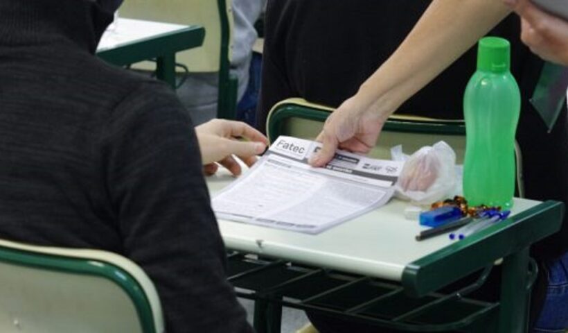 Aluno recebe prova de vestibular. Vestibular das Fatecs teve período de inscrições prorrogado