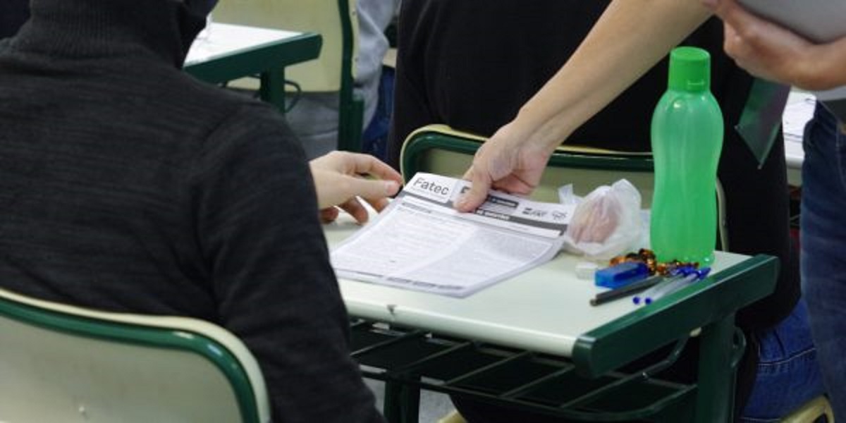 Aluno recebe prova de vestibular. Vestibular das Fatecs teve período de inscrições prorrogado
