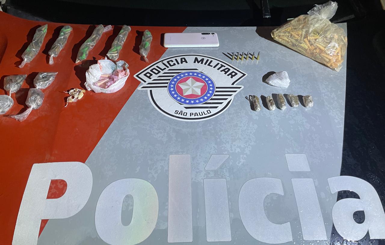 polícia prende trio por trafico de drogas no jardim do vale. a imagem mostra a droga apreendida sobre o capô da viatura da PM