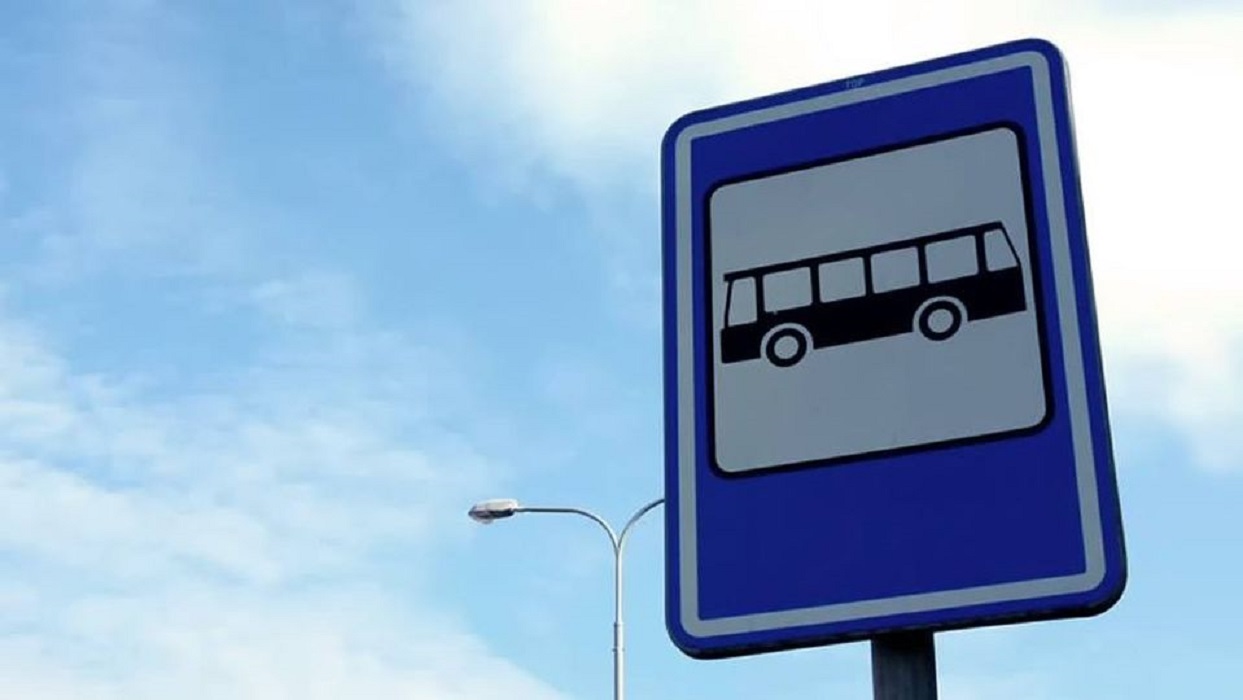 placa de transito azul, preta e branca, com simbolo de onibus e poste de iluminacao ao fundo ilustra texto sobre reajuste de tarifa de vale-transporte em guara
