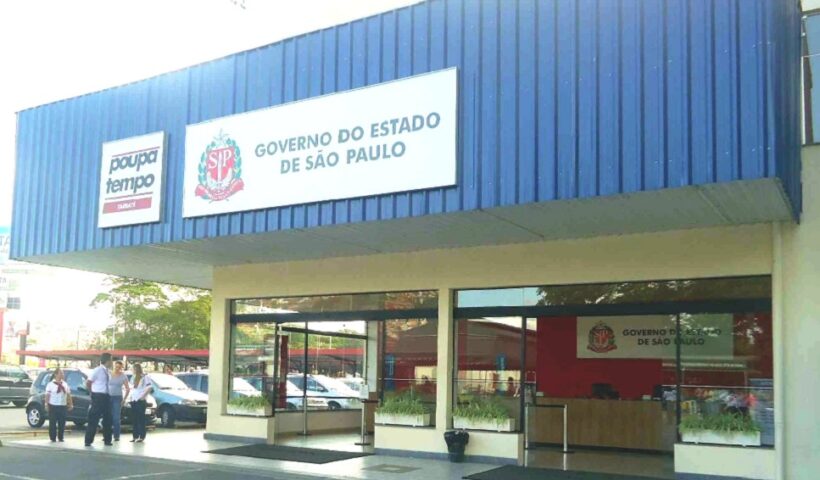 fachada do poupatempo de taubate, com cores azul e amarela e placa branca com simbolo do estado de sao paulo