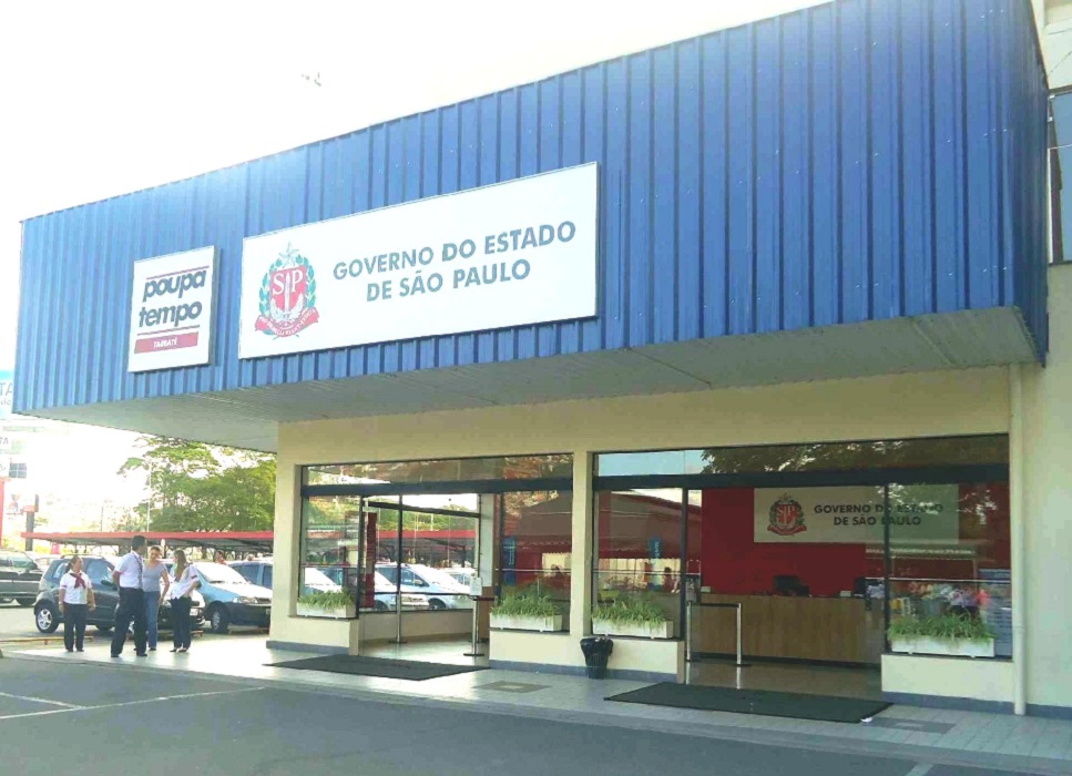 fachada do poupatempo de taubate, com cores azul e amarela e placa branca com simbolo do estado de sao paulo