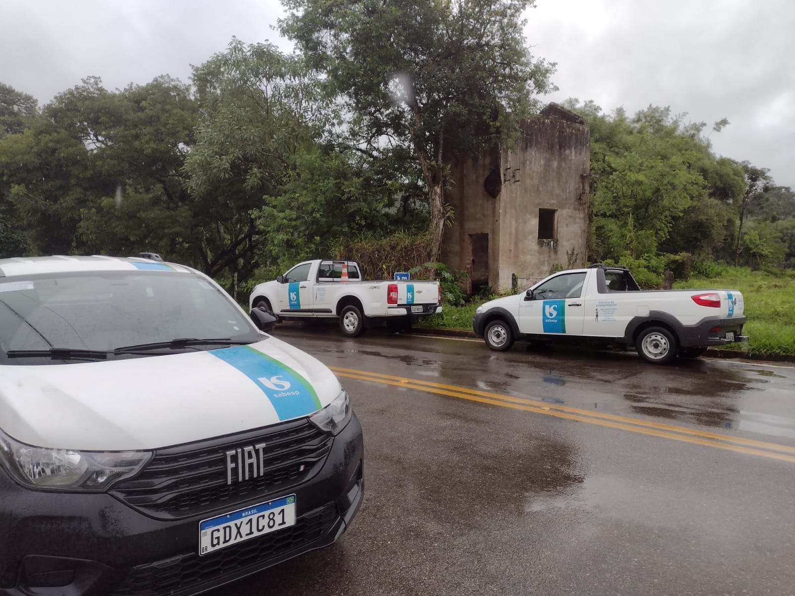 carros da sabesp atendem ocorrencia de falta d'agua em santo antonio do pinhal