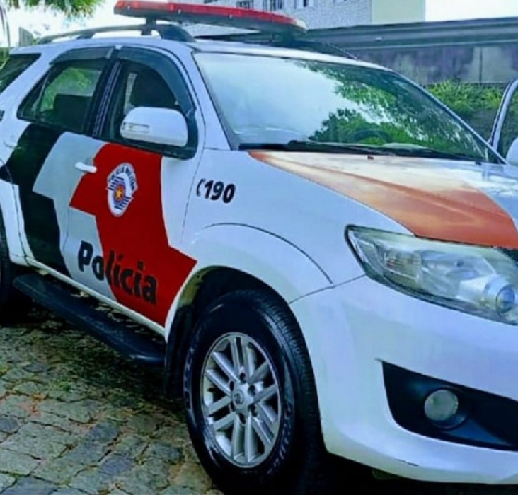 viatura da PM paulista, branca, vermelha, cinza e preta, que prendeu beneficiado por saidinha em cruzeiro