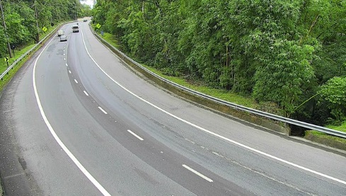 serra antiga da tamoios volta a ser liberada no sentido litoral, foto mostra poucos carros transitando pela via