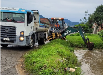 Temporal no Litoral Norte faz estragos em escolas, casas e UBS. Caminhões de manutenção da prefeitura fazem limpeza em bairro alagado de Caraguatatuba