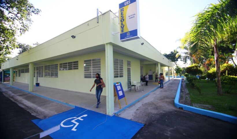 foto da ubs alto da ponte, na cor verde, com vaga para pessoas com deficiencia e pacientes do lado de fora.