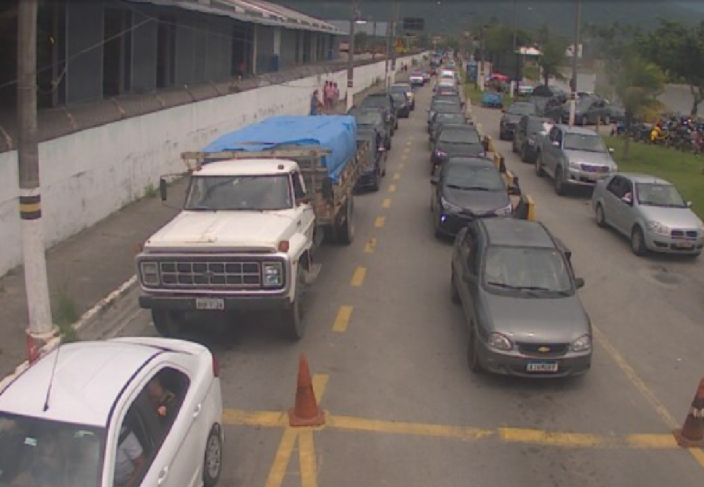 fila de carros aguarda travessia de balsa entre ilhabela e sao sebastiao