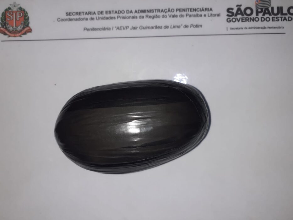 invólucro com 86 gramas de maconha