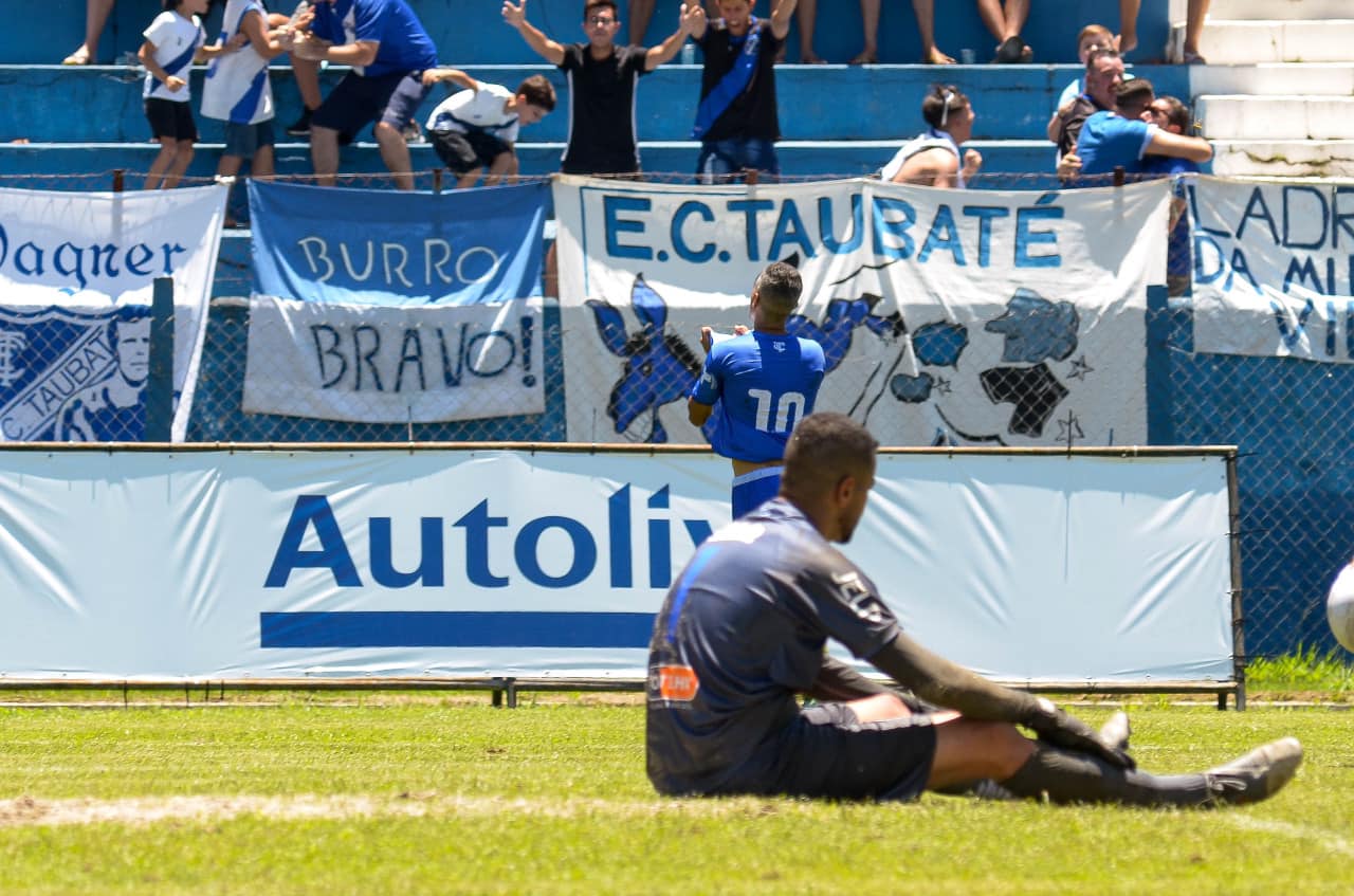 Jogador do EC Taubaté comemora gol na vitória sobre o Lemense, no Joaquinzão