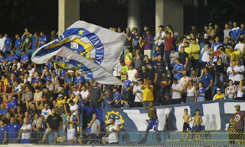 Torcida do São José EC no jogo contra o Grêmio Prudente, realizado na noite desta quarta-feira (25), no Martins Pereira